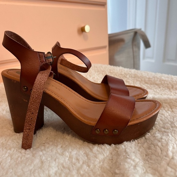 Big Buddha Brown Leather Chunky Heels 8 - Picture 6 of 6